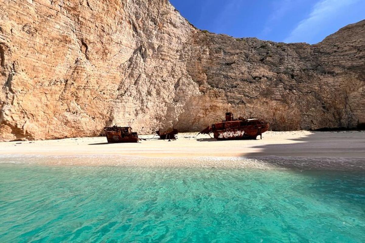 zwei Boote, die an einem Strand neben einem Berg geparkt sind