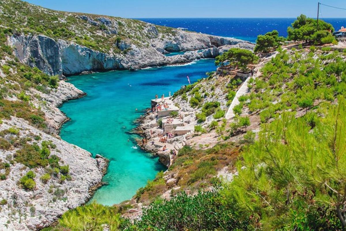μια εναέρια άποψη ενός ποταμού σε ένα βουνό