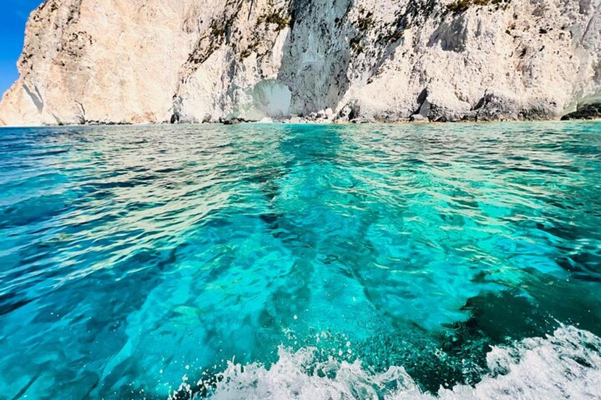 ein Blick auf das blaue Wasser vor einer Klippe