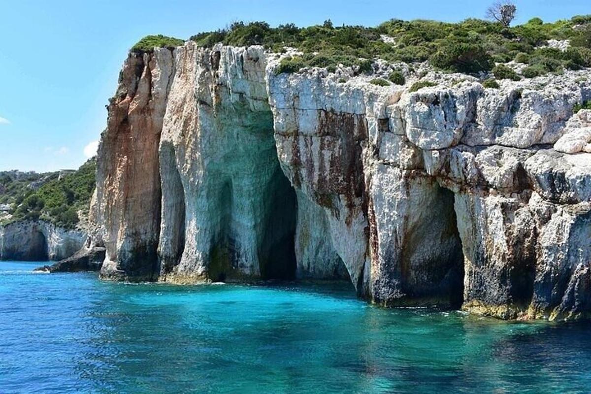 eine große Klippe im Ozean mit blauem Wasser