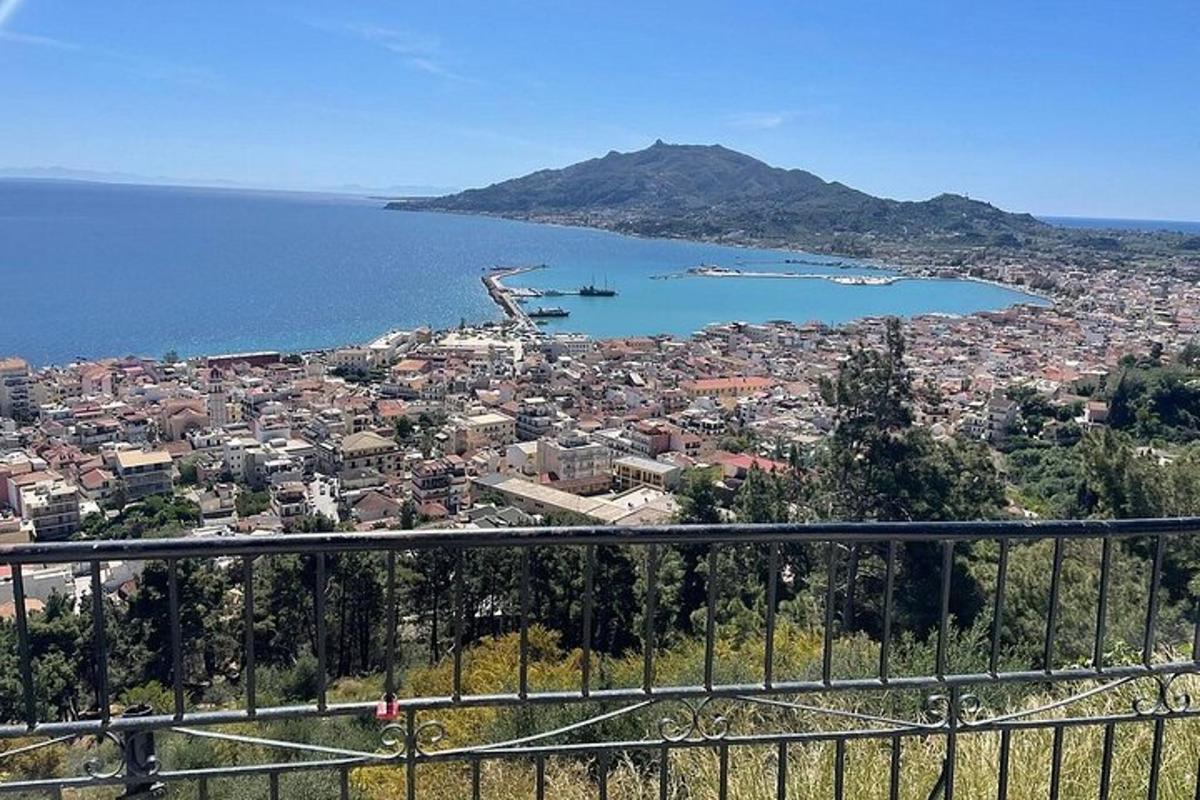 θέα μιας πόλης και ενός υδάτινου σώματος