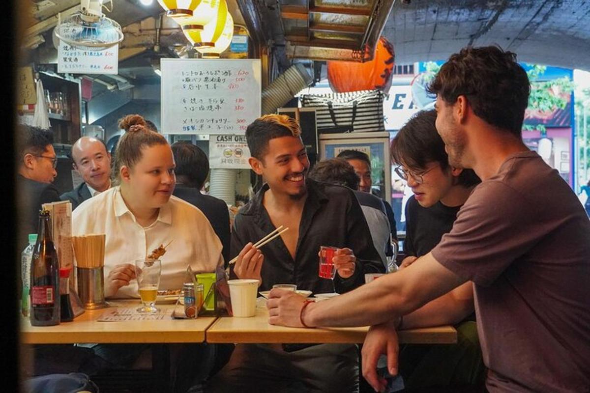 un grup de persones assegudes a una taula en un restaurant