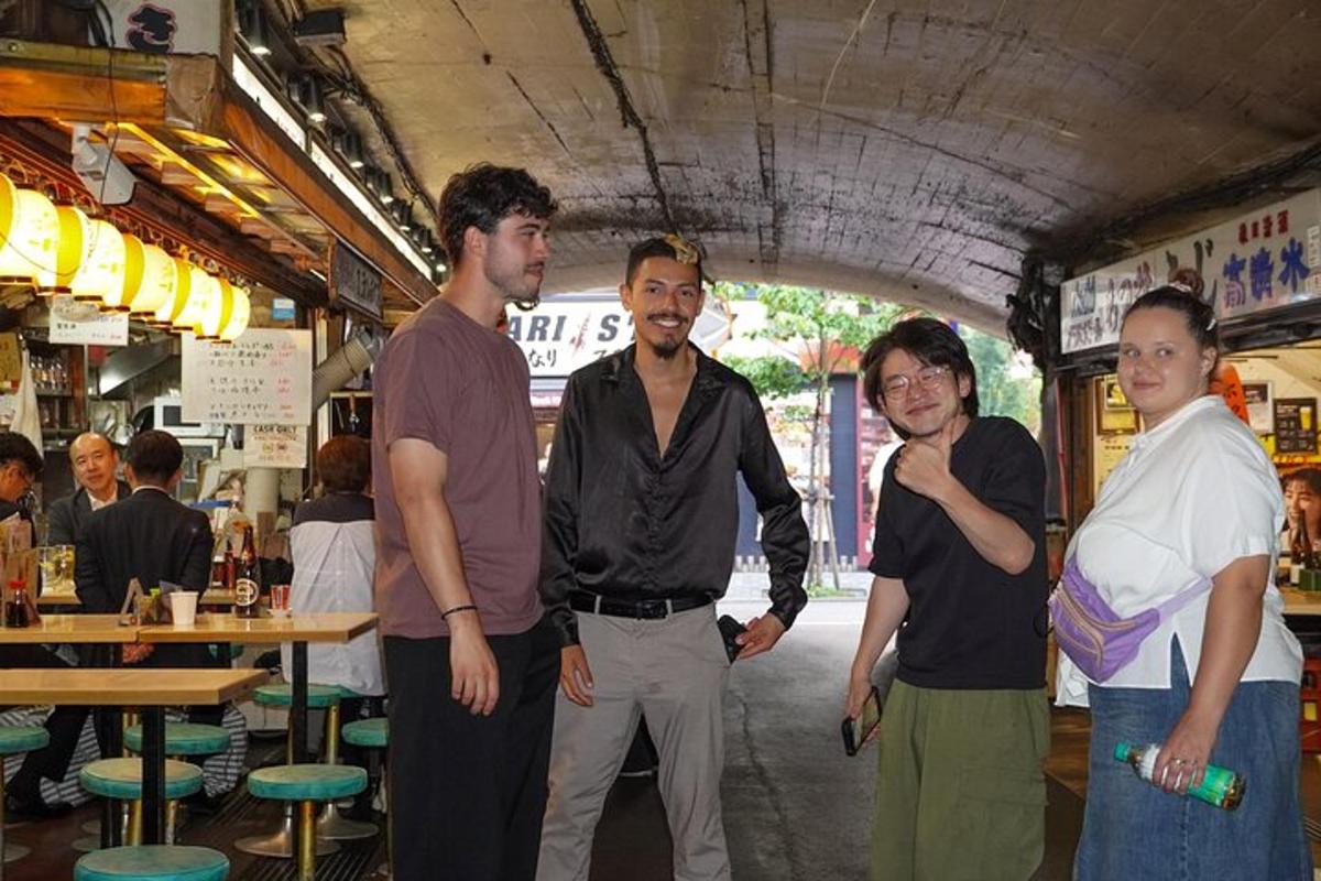 un grup d'homes drets en un restaurant