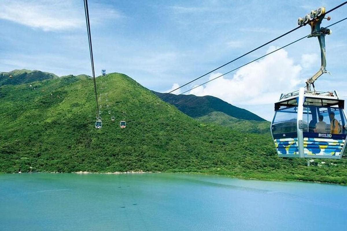una gondola che vola sopra un lago di fronte a una montagna