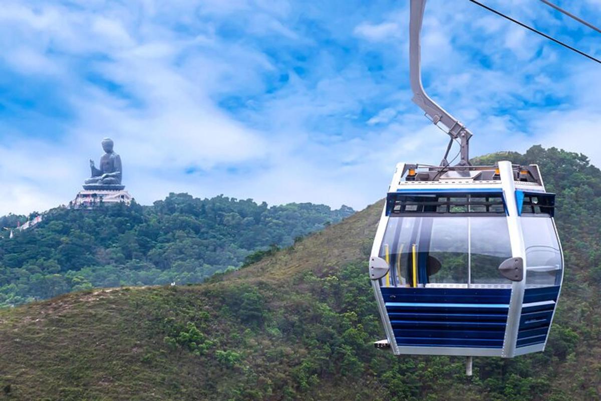 una gondola con una statua su una collina