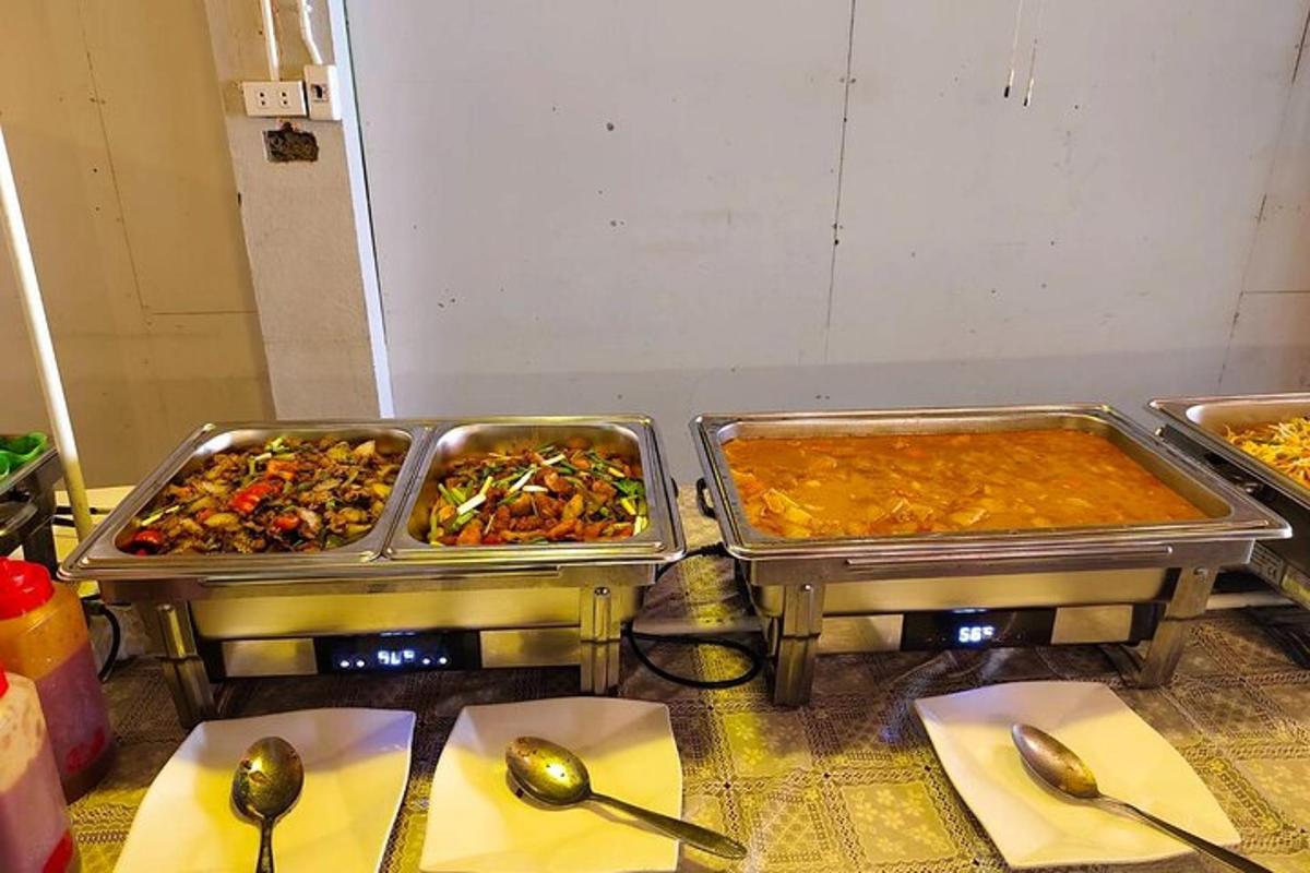 un gruppo di vassoi di cibo su un tavolo