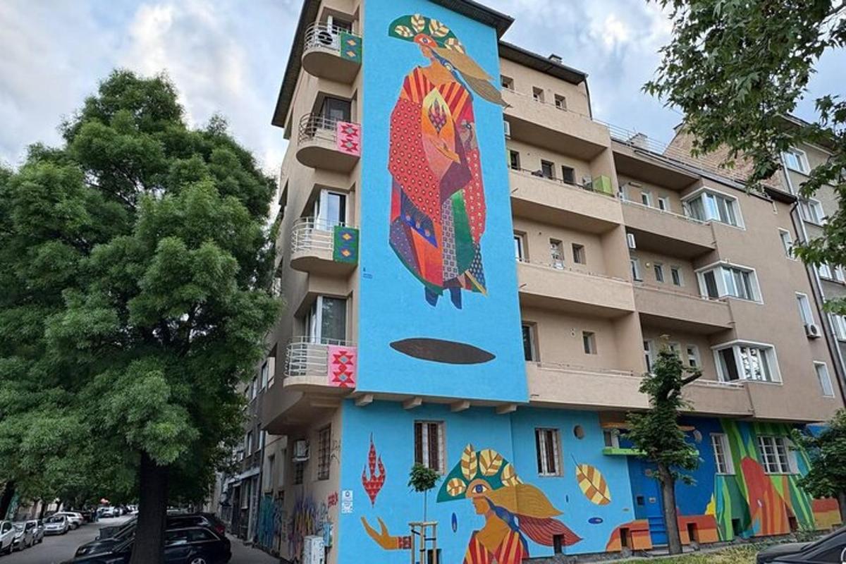 侧面有绘画的建筑物
