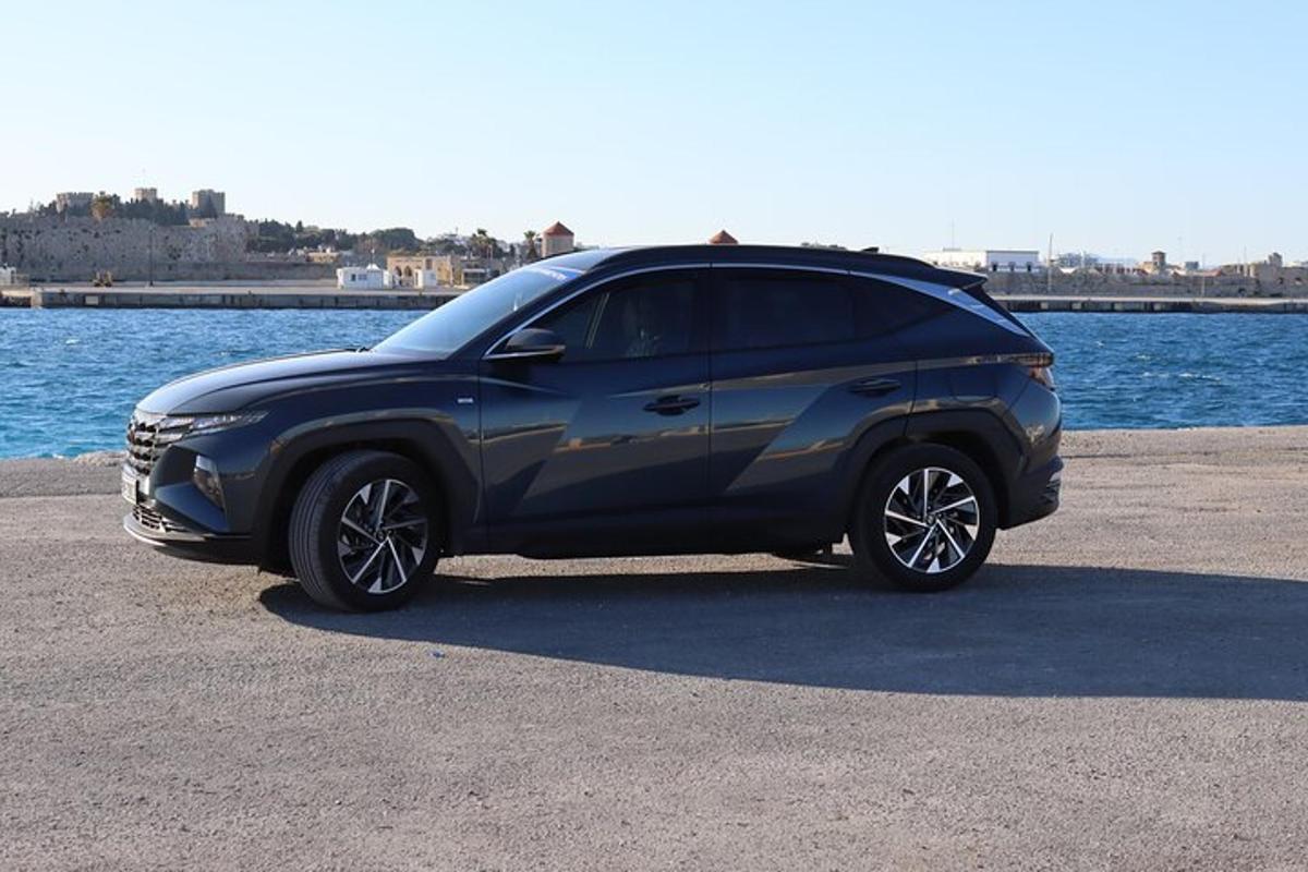 en svart SUV parkert ved siden av et vann
