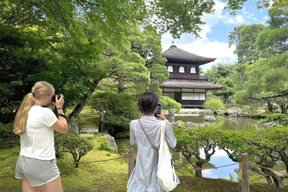 due donne che scattano foto di un edificio e di uno stagno