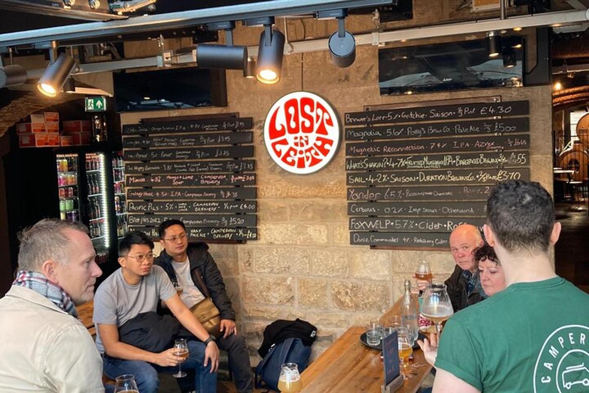 un grup de oameni care stau la un bar