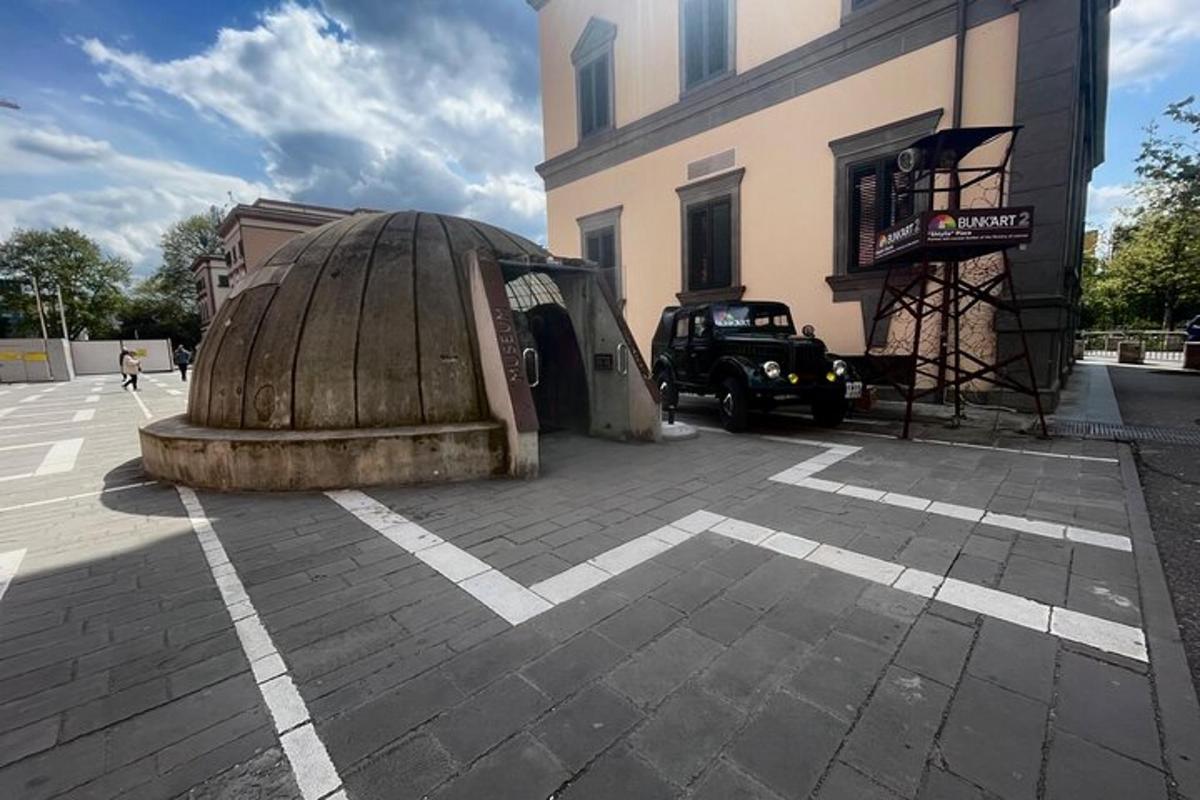 velká budova s kupolí a vedle ní nákladní auto
