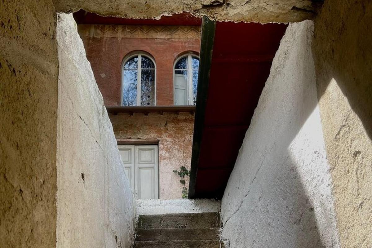 vchod do budovy s bílými dveřmi