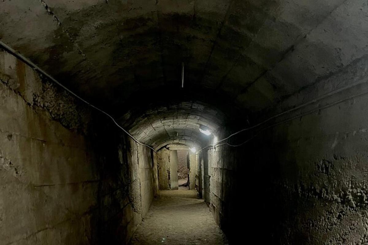 een donkere tunnel met een licht aan het einde