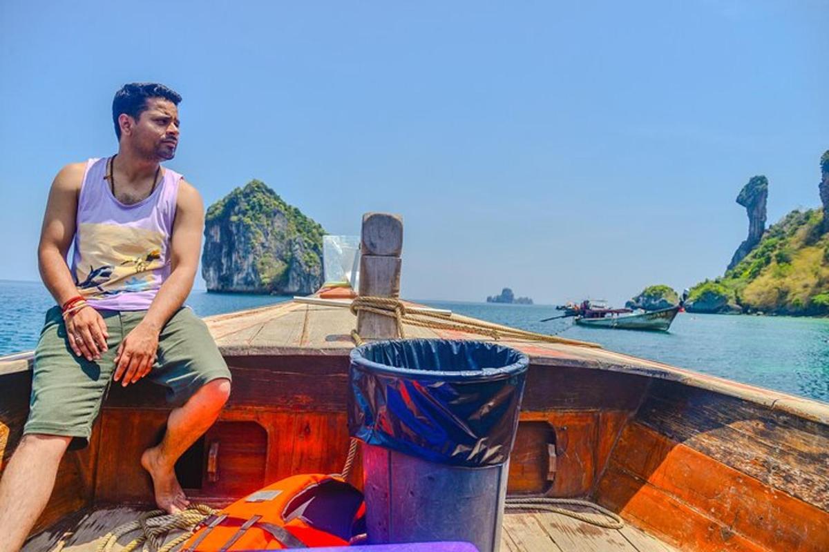 seorang lelaki duduk di atas bot di dalam air