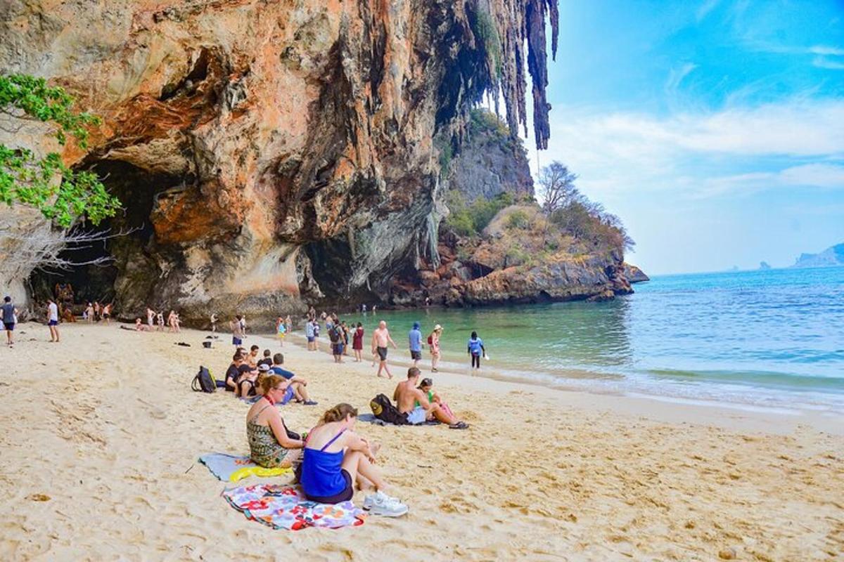 sekumpulan orang duduk di pantai