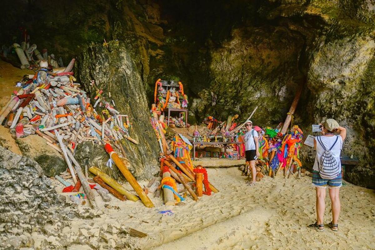 sekumpulan orang berdiri di atas pasir di pantai