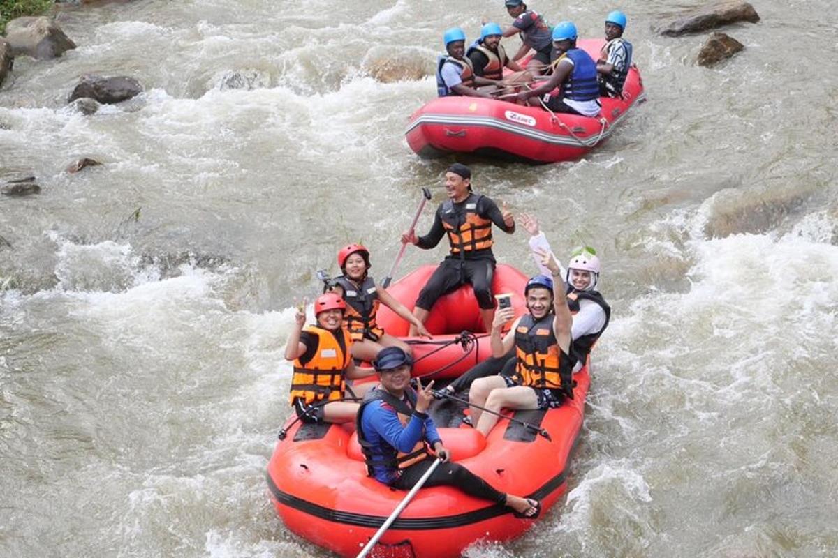 un groupe de personnes sur des radeaux dans une rivière