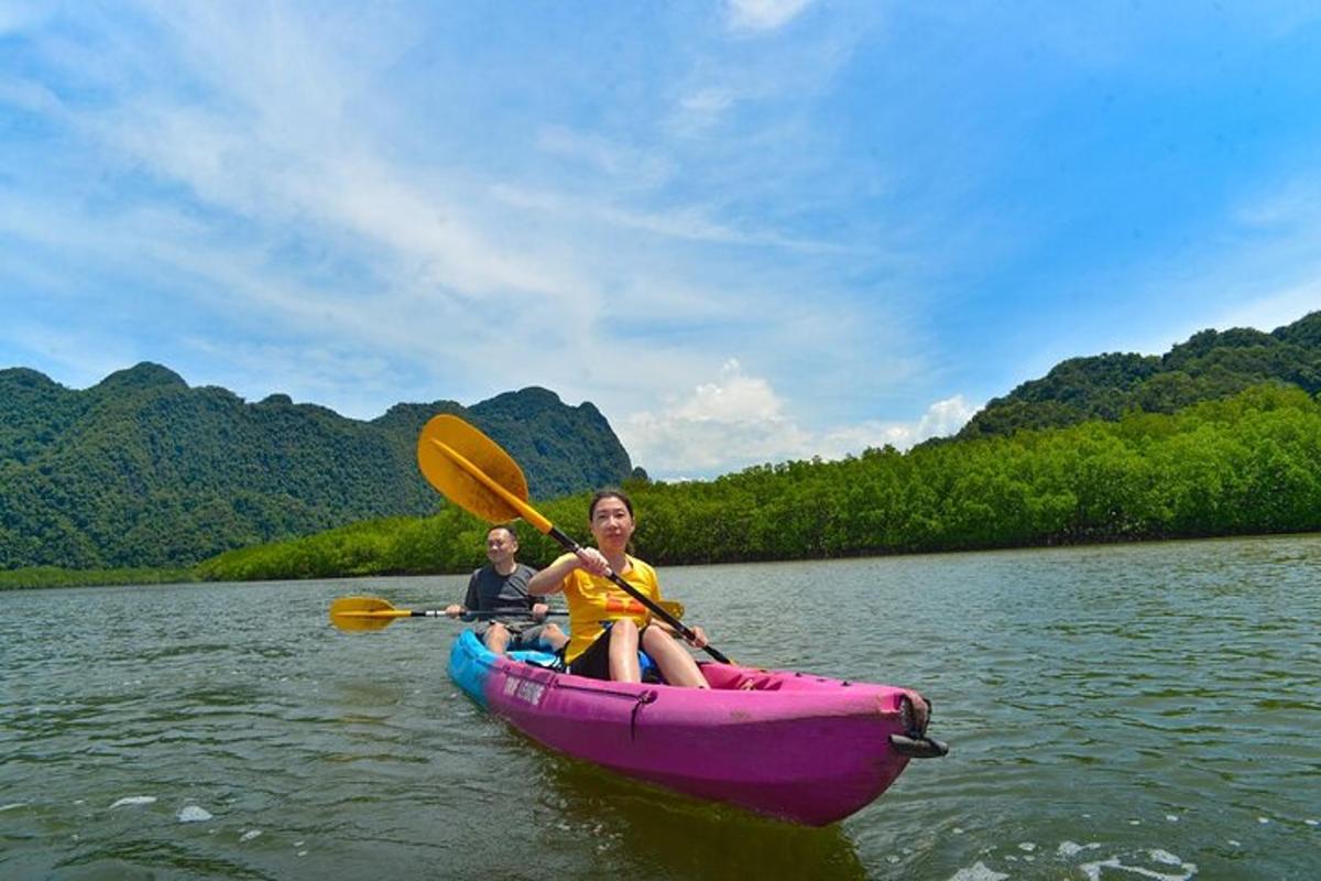 due ragazze sono sedute su una barca su un lago