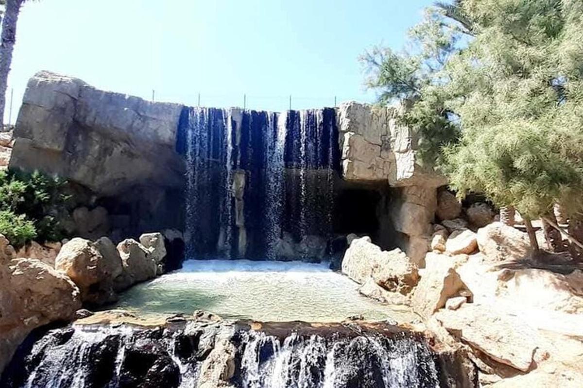 ένας καταρράκτης στη μέση μιας λίμνης με νερό