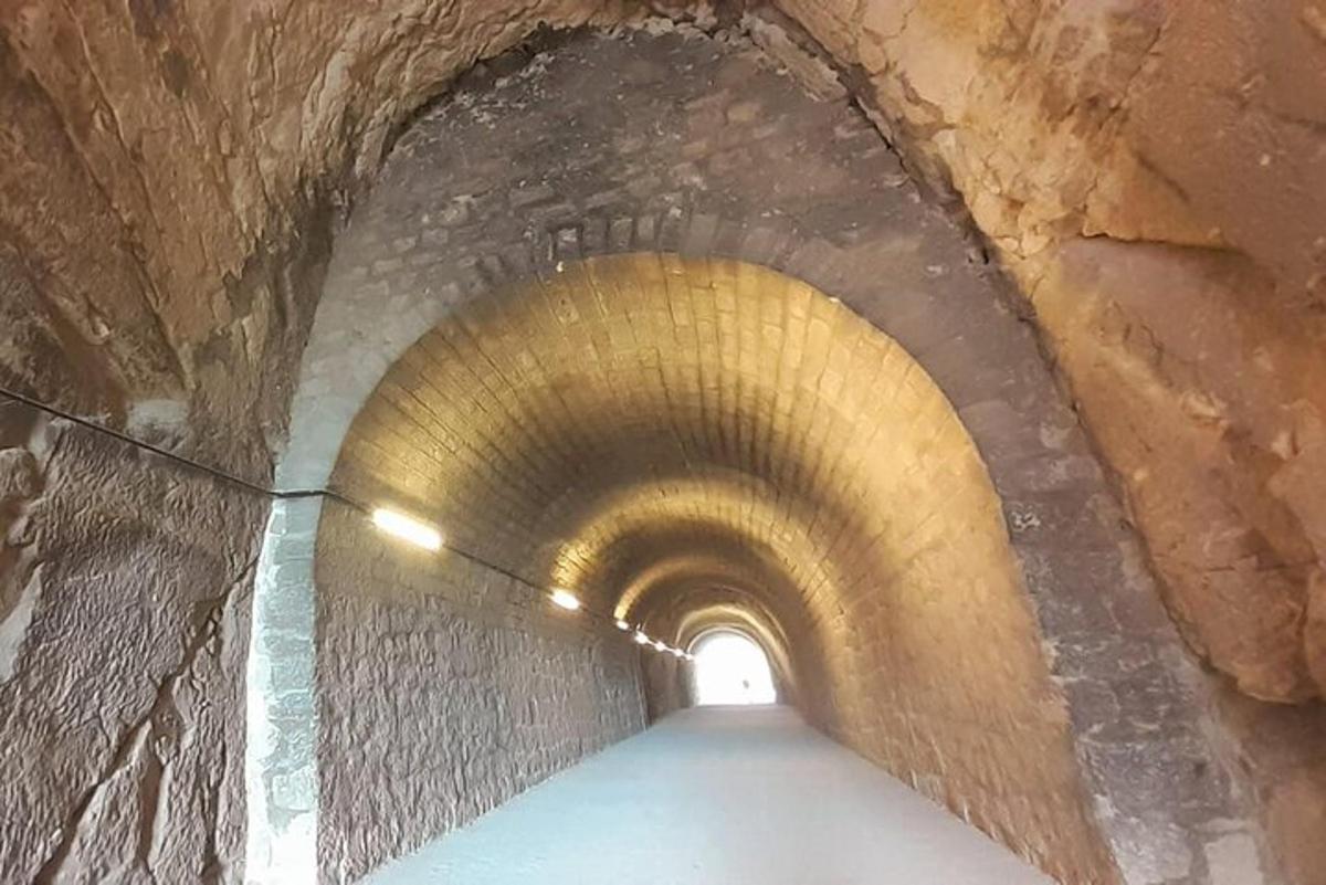 tunnel, mis viib kivitunnelisse