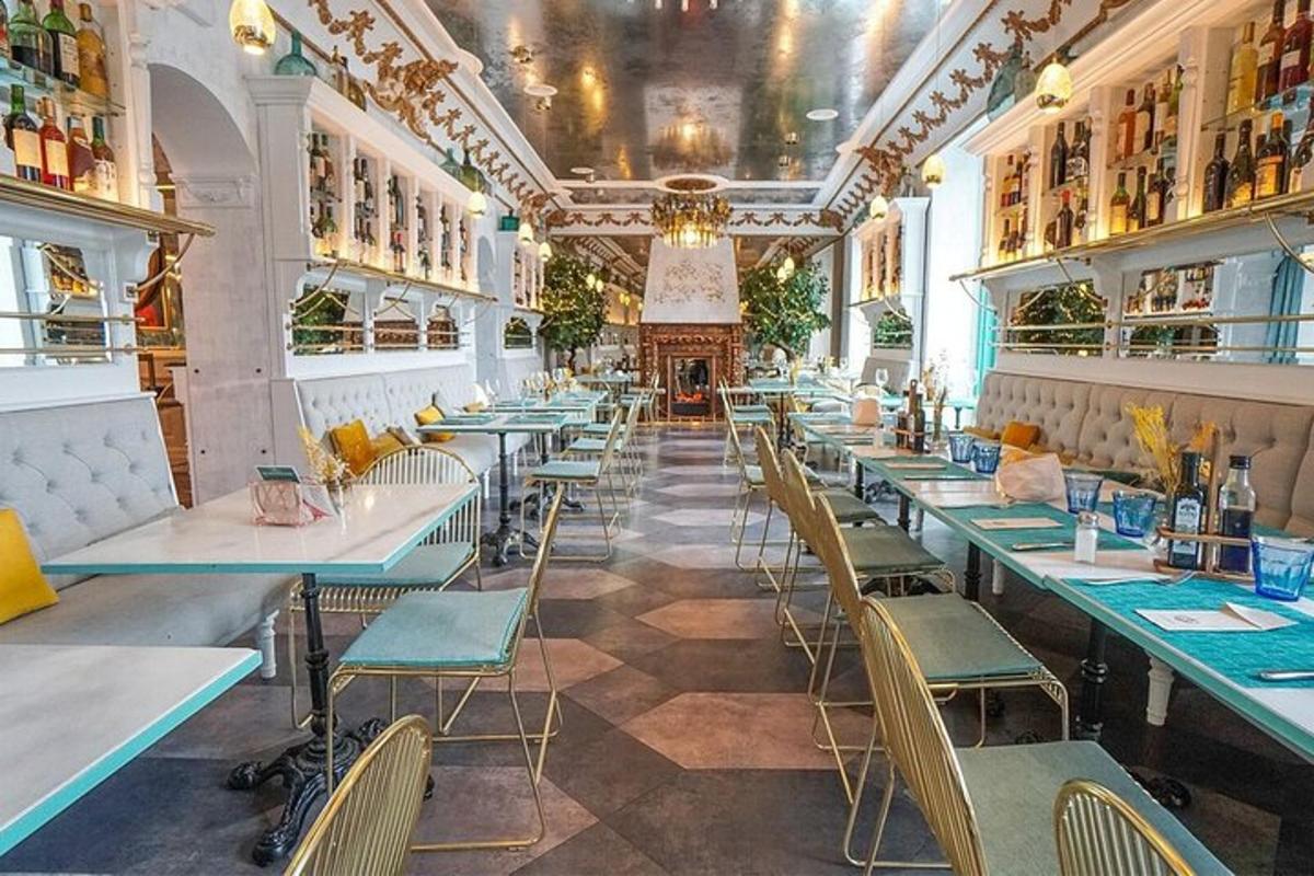 ein Restaurant mit Tischen und Stühlen in einem Raum