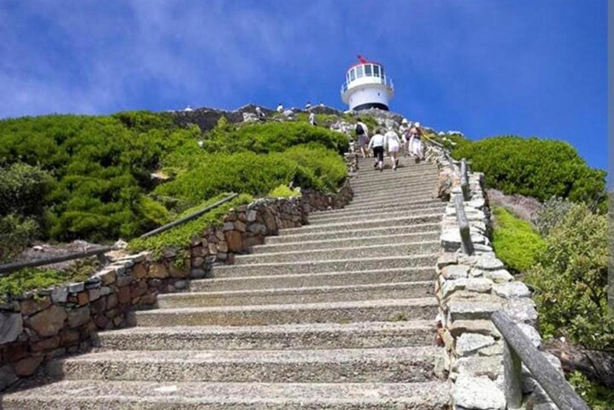 通往灯塔的楼梯，有一座灯塔