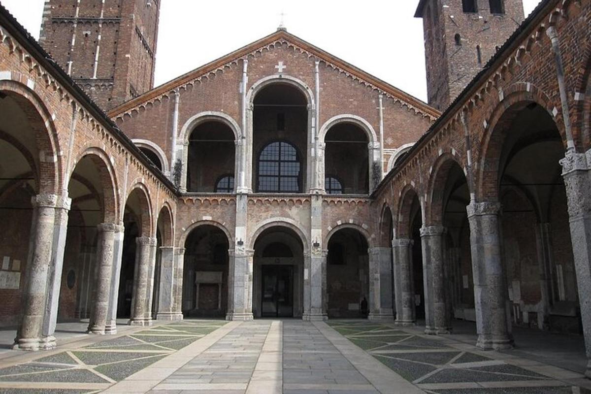 un grande edificio in mattoni con archi e una torre dell'orologio