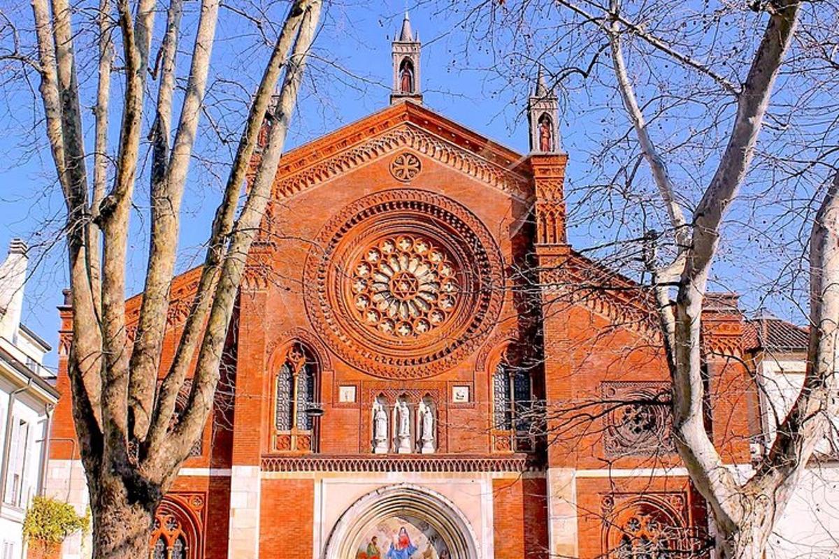 un grande edificio in mattoni con un orologio sopra