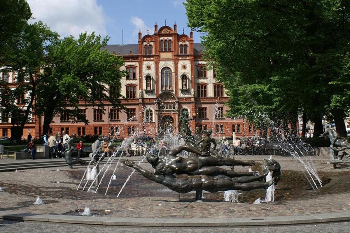 o fântână cu apă în fața unei clădiri