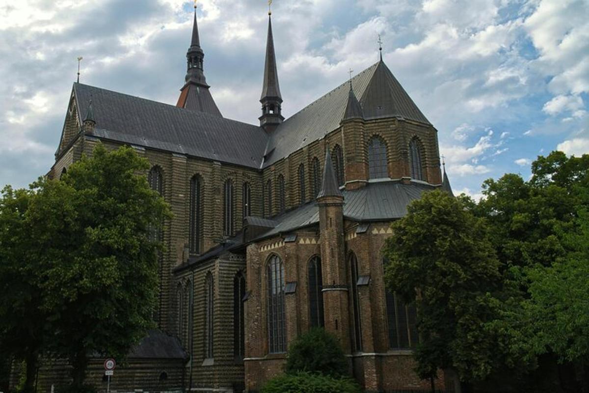 velký cihlový kostel se dvěma věžemi na vrcholu