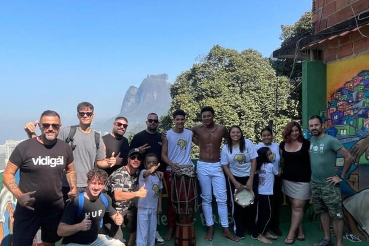 eine Gruppe von Menschen, die für ein Foto mit einem Berg im Hintergrund posieren