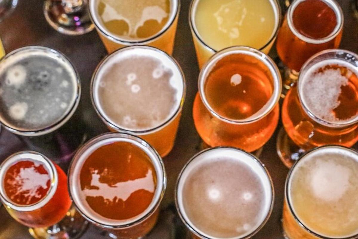 isang grupo ng mga tasa na puno ng iba't ibang uri ng beer