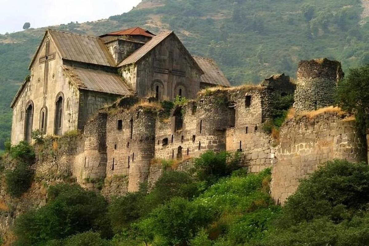 un vecchio edificio sul fianco di una montagna