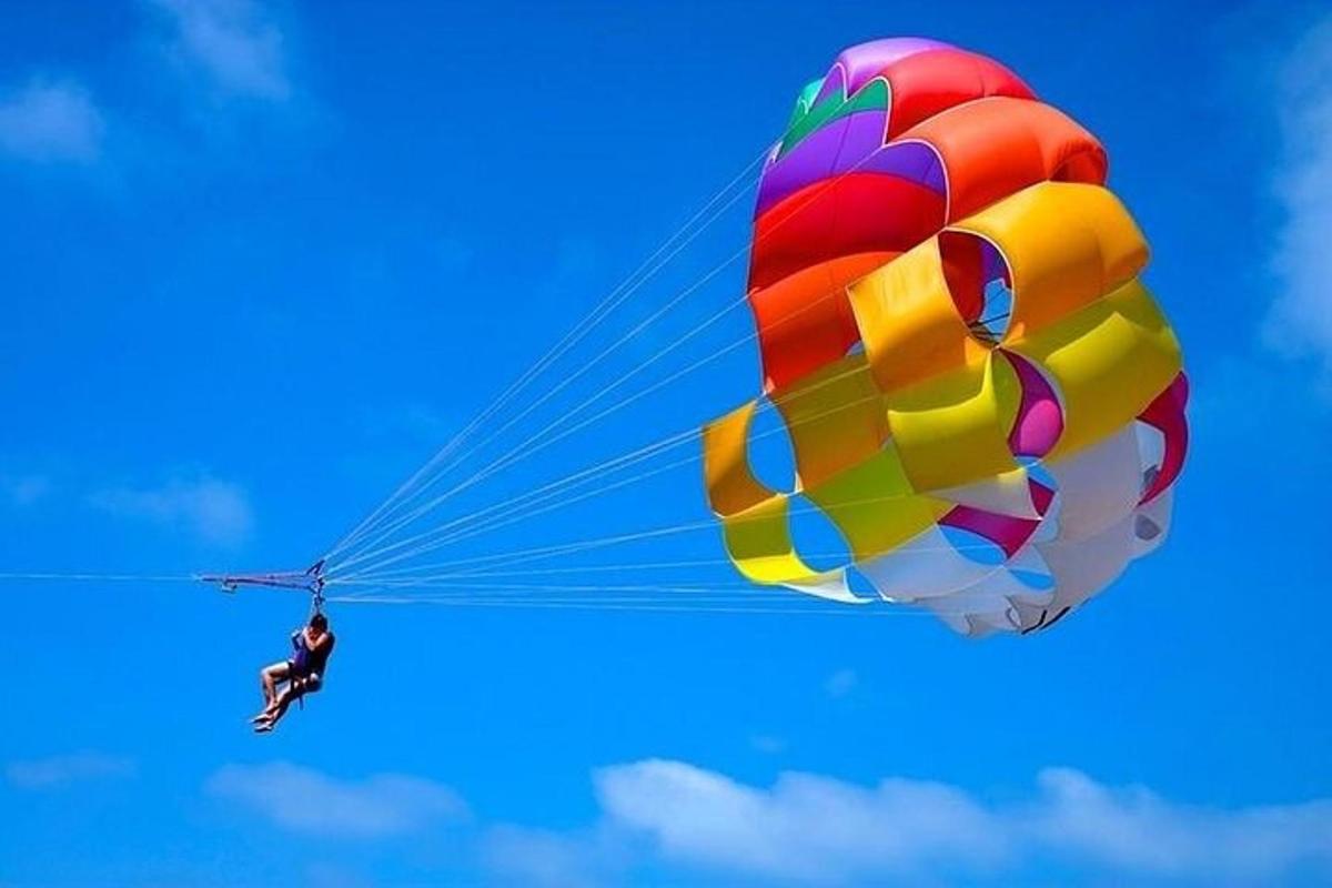 eine Person, die mit einem Fallschirm in den Himmel reitet