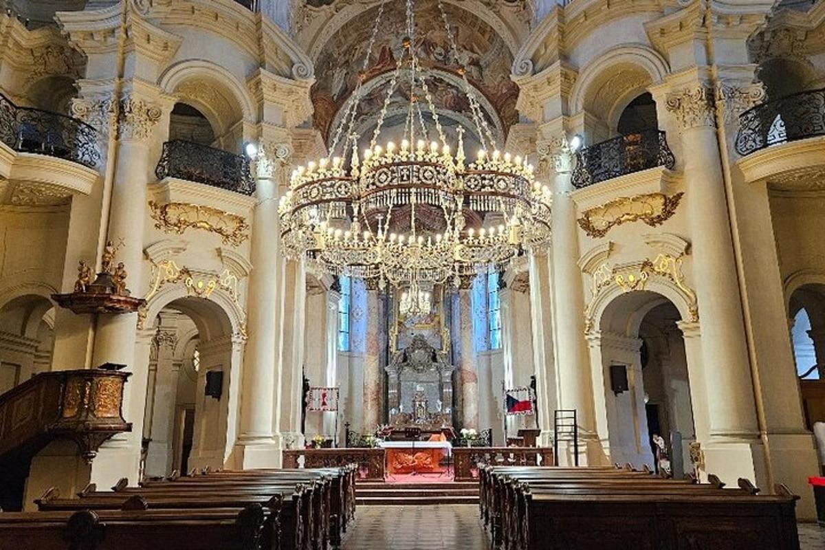 o biserică mare cu un candelabru mare în ea