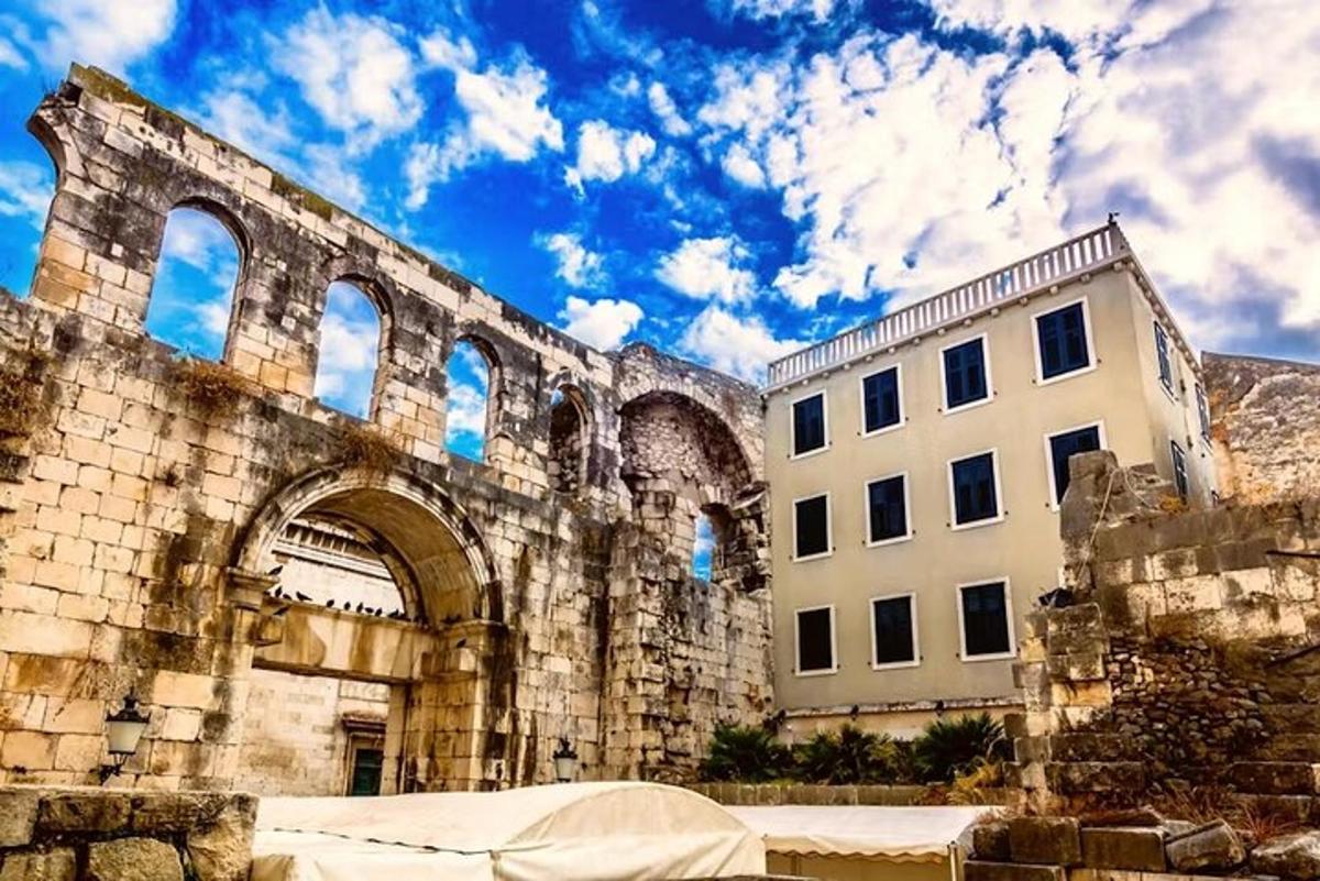 un edifici antic i un edifici amb cel