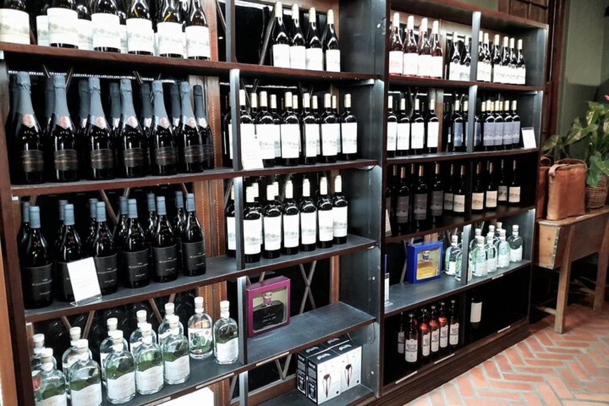 uno scaffale pieno di tante bottiglie di vino