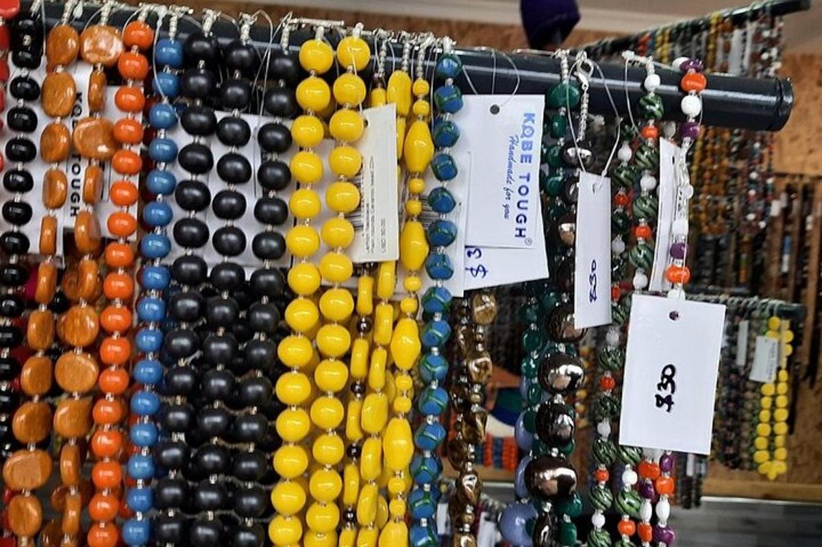 isang bungkos ng iba't ibang kulay na mga bola sa isang dingding