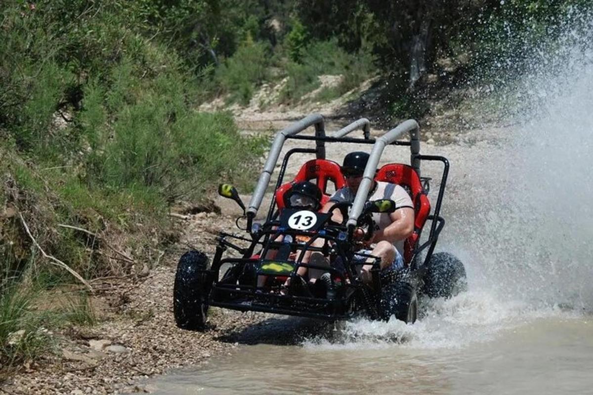 duas pessoas andando em um quadriciclo na água