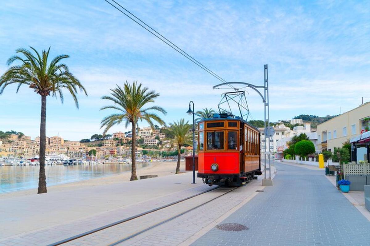 Červený tramvaj na kolejích vedle pláže