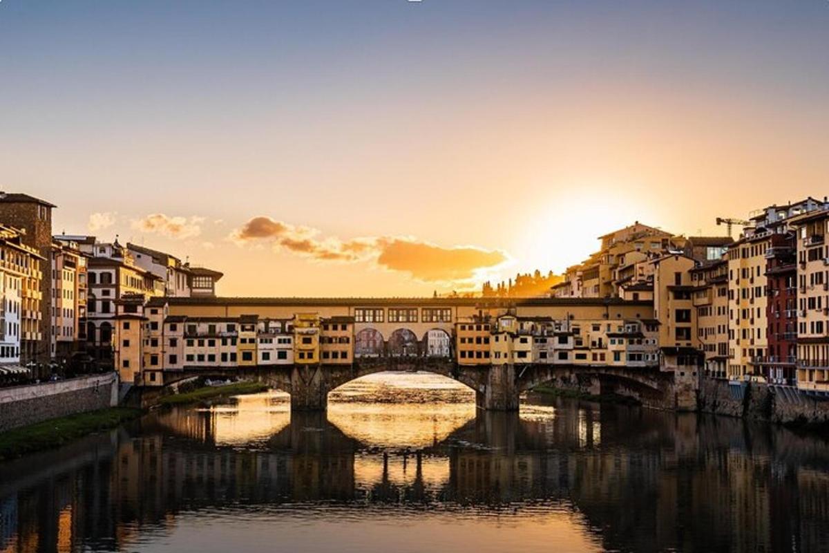 un ponte sopra un fiume in una città