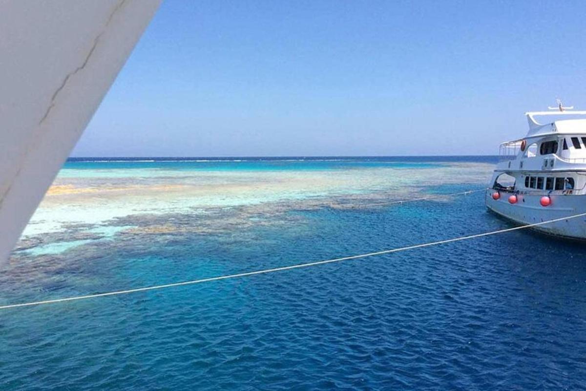 un vaixell està atracat a l'aigua prop de l'oceà