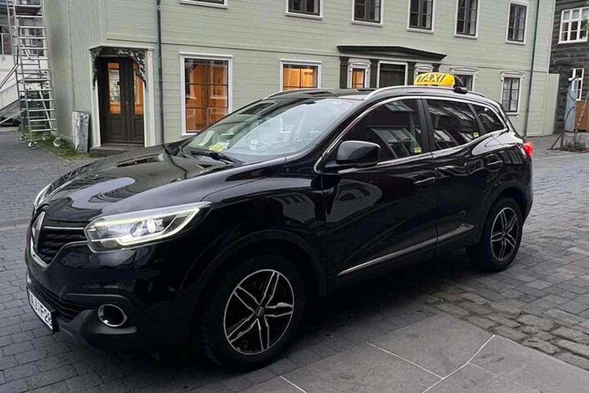 Svartur Smart-bíll lagður fyrir framan byggingu