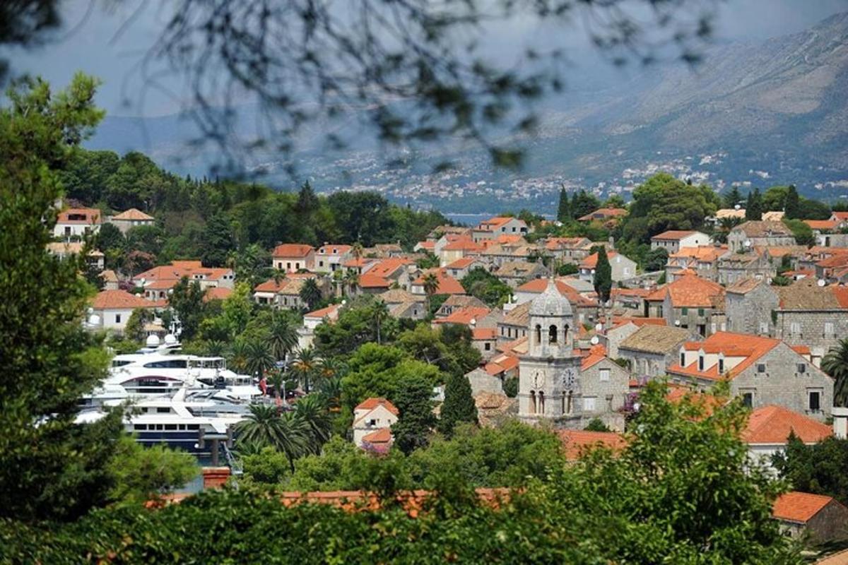 uma cidade com barcos atracados em uma cidade