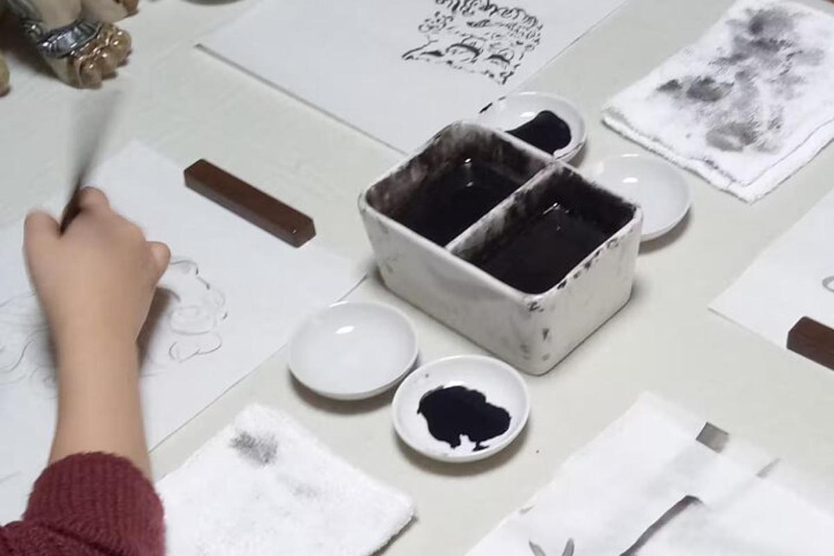 un bambino che dipinge un tavolo con piatti bianchi e una scatola