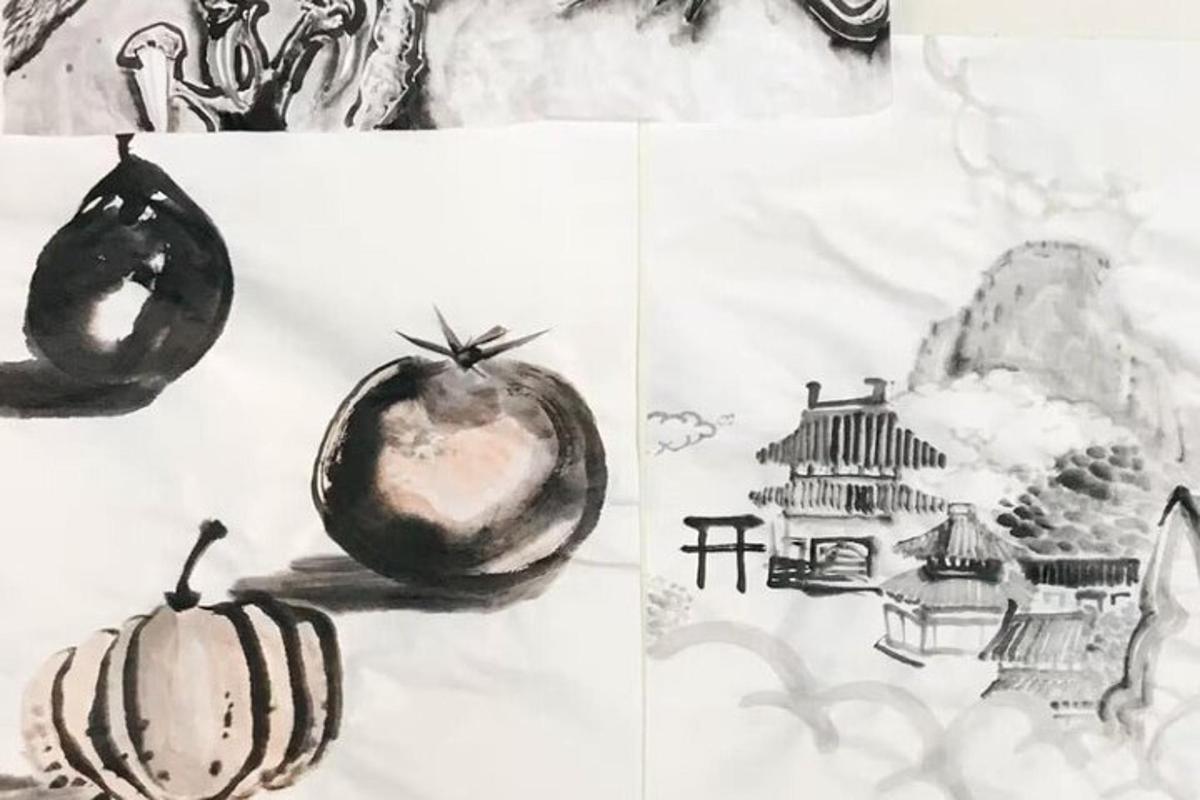 un disegno di una mela e un'immagine di un tempio