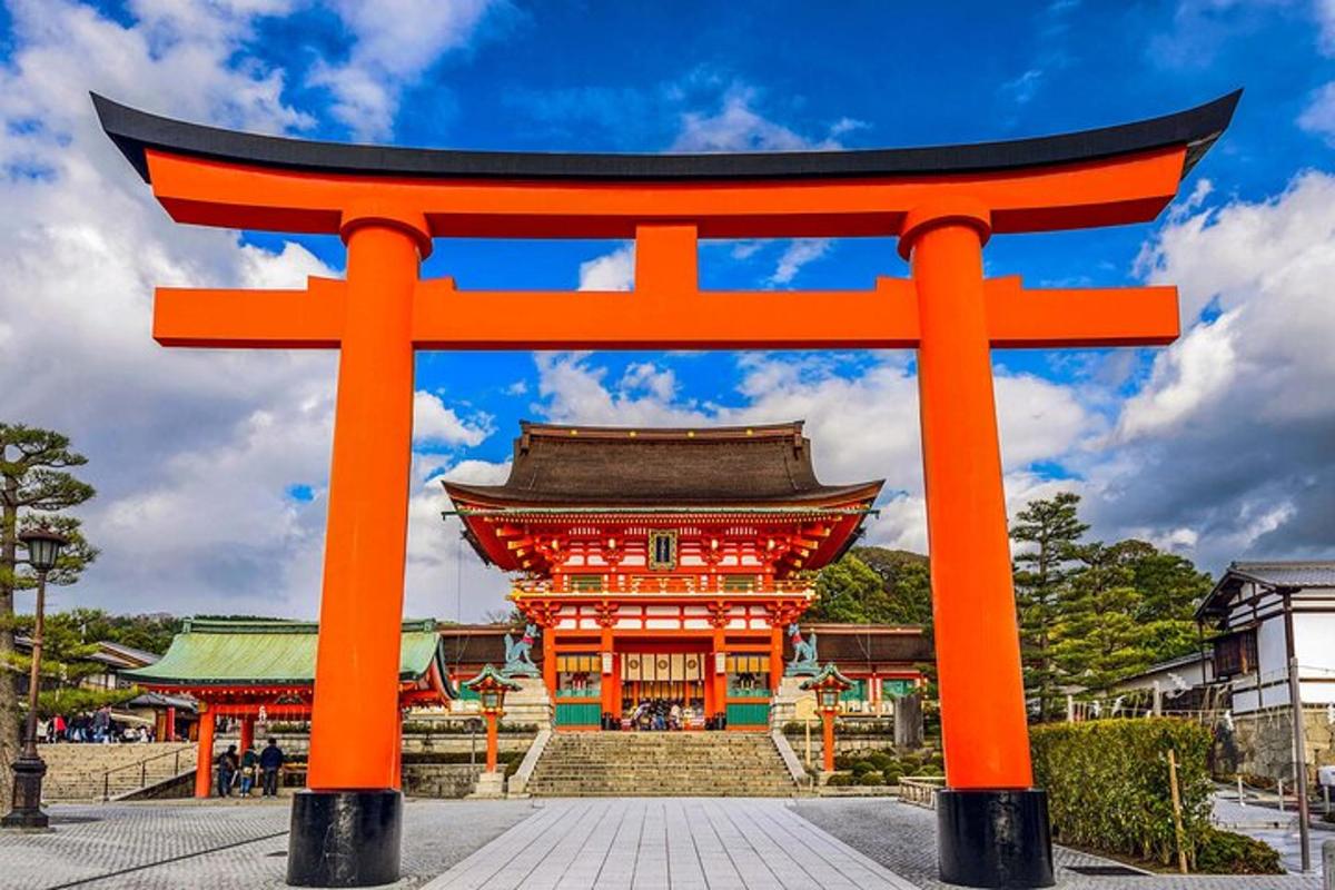 oranžová brána torii před budovou
