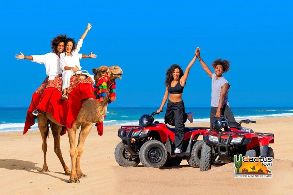 un grup de persones que van en quads a la platja
