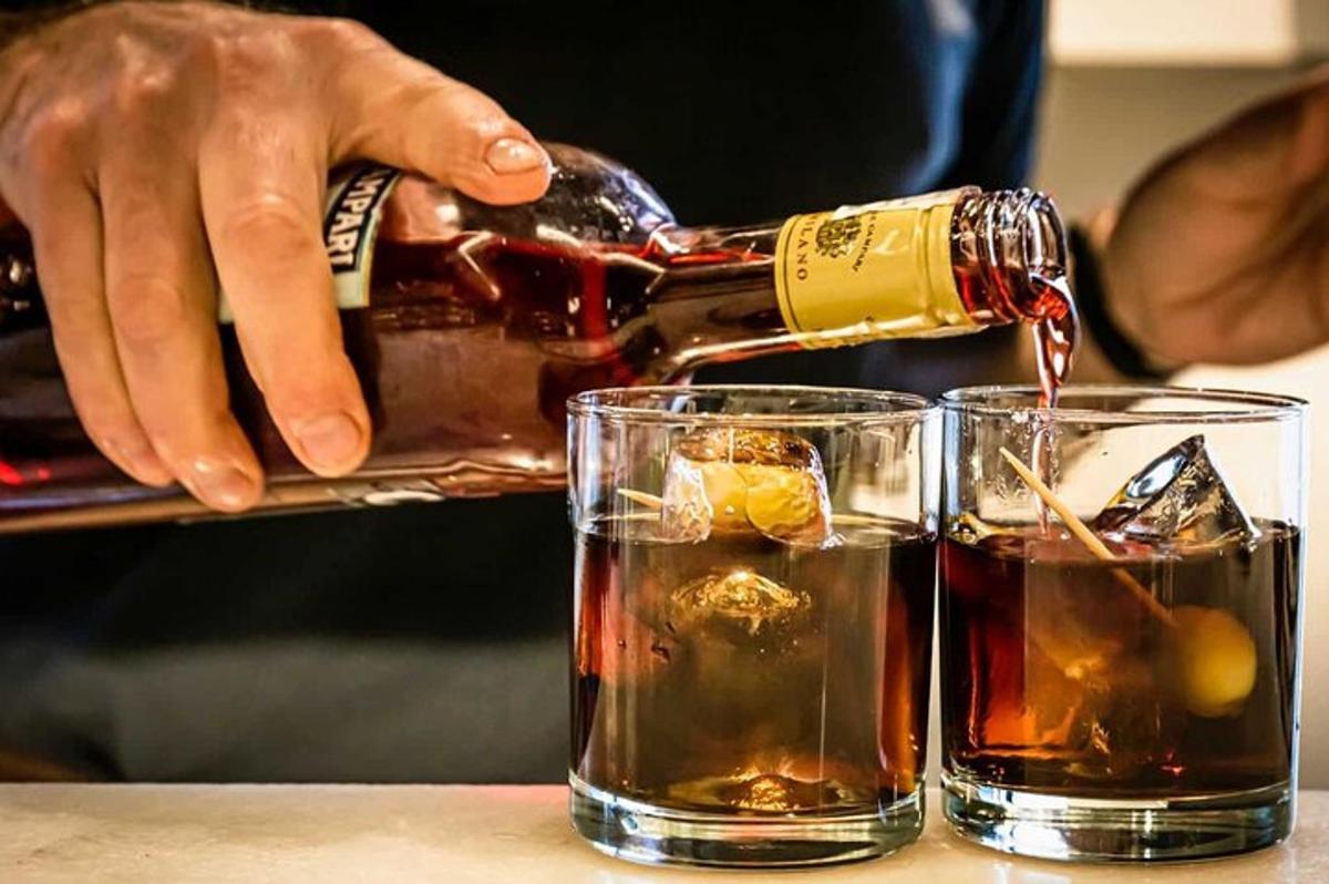 oseba, ki nalije steklenico vina v dva kozarca