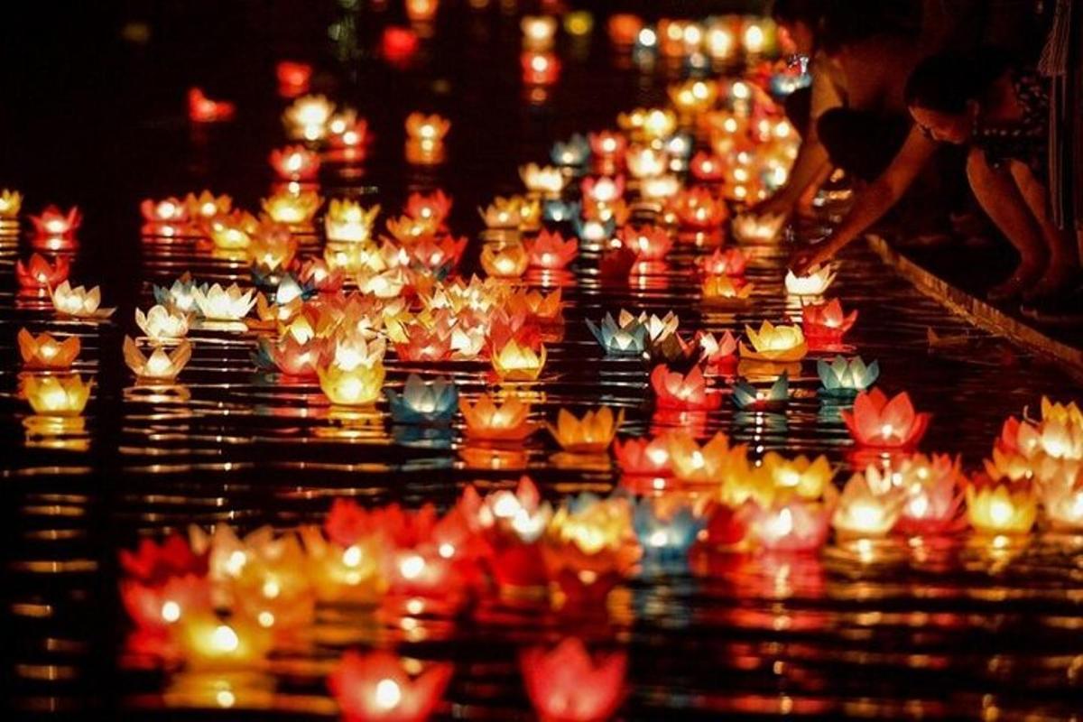 um grupo de velas acesas em uma sala com luzes